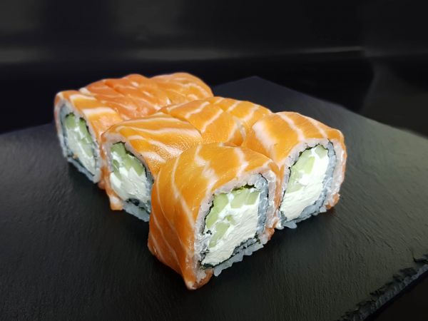 Филадельфия с лососем и огурцом (310грамм)