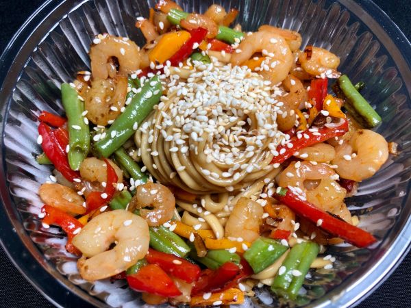 Теплый боул с креветками и лапшой удон (280 грамм)