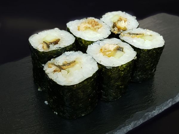 Маки с угрем и огурцом (120грамм)