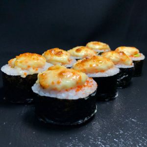 Запечённый ролл с лососем и сырным соусом (300грамм)