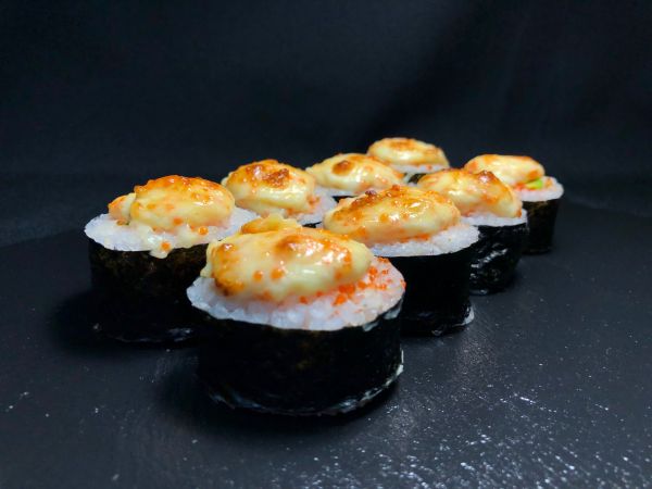 Запечённый ролл с лососем и сырным соусом (300грамм)