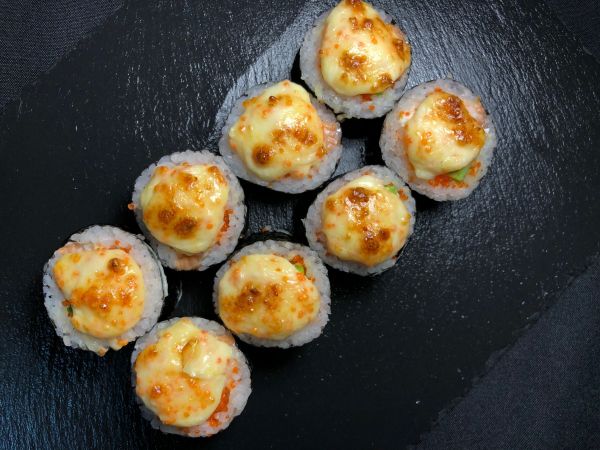 Запечённый ролл с лососем и сырным соусом (300грамм)