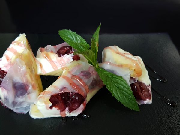 Ролл с бананом и вишней