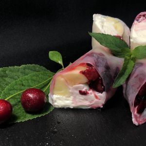 Ролл с бананом и вишней
