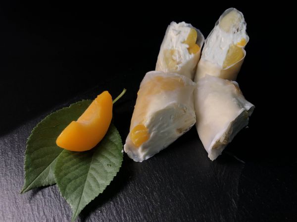 Ролл с персиком и бананом